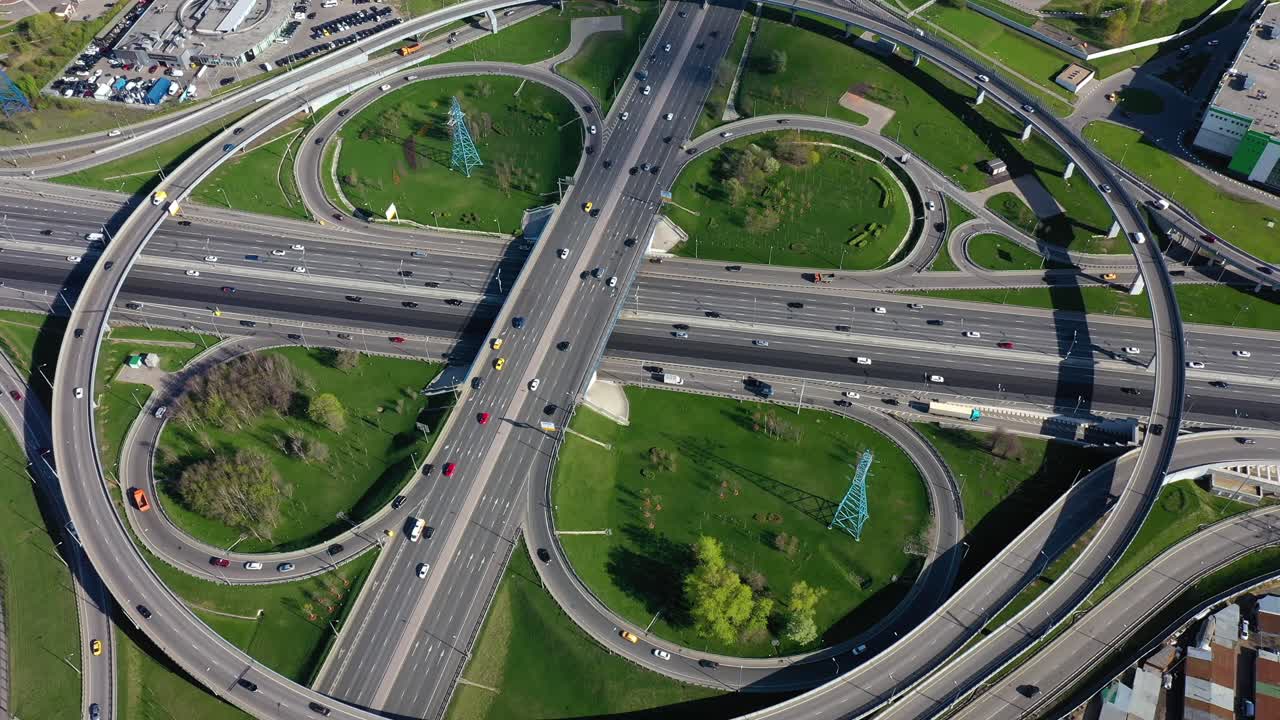 모스크바의 고속도로 교차로 교통 경로의 공중 뷰.