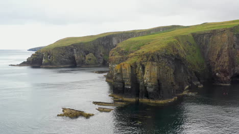 toma de drones de whaligoe haven, los acantilados de 250 pies y las paredes rocosas que dominan el mar del norte en escocia