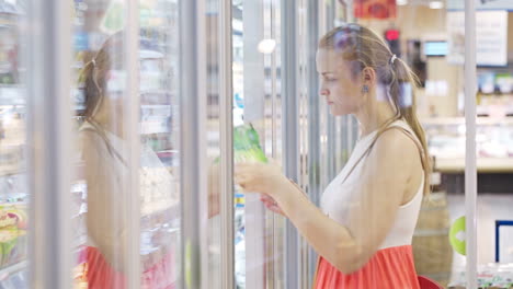 Mujer-Joven-En-El-Supermercado