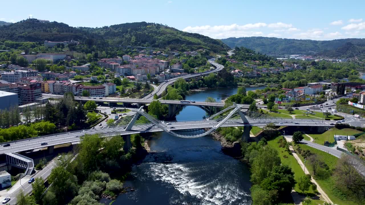 imágenes aéreas del tráfico que fluye sobre el puente del milenio en ourense
