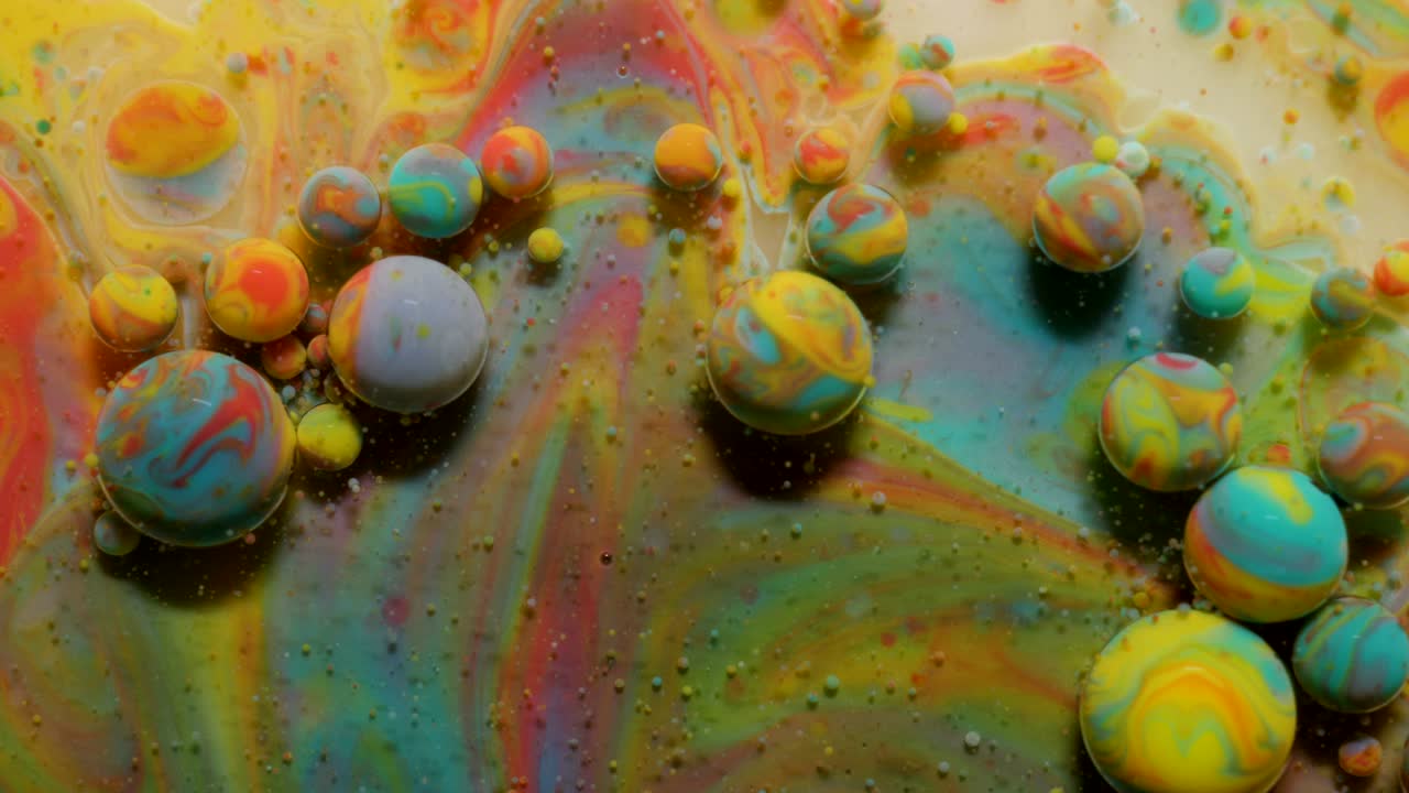 coloridas burbujas brillantes aceite hermosa pintura universo color movimiento multicolorido. pintura acrílica. universo espacial, física cuántica. fantástica superficie hipnótica. reacción química de metamorfosis.