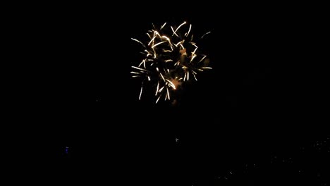 capturado por un dron el 4 de julio, este vídeo muestra los impresionantes fuegos artificiales de la playa de miami.