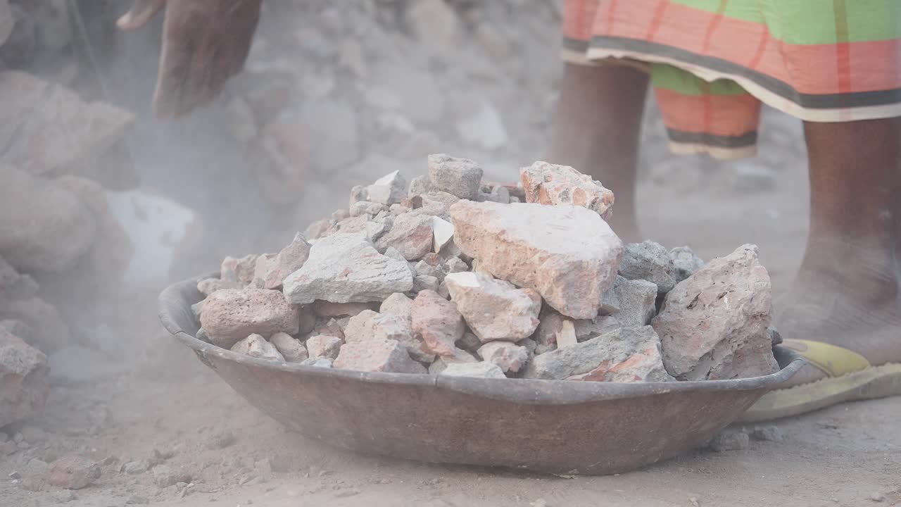 작업자가 잔해를 처리하는 철거 현장