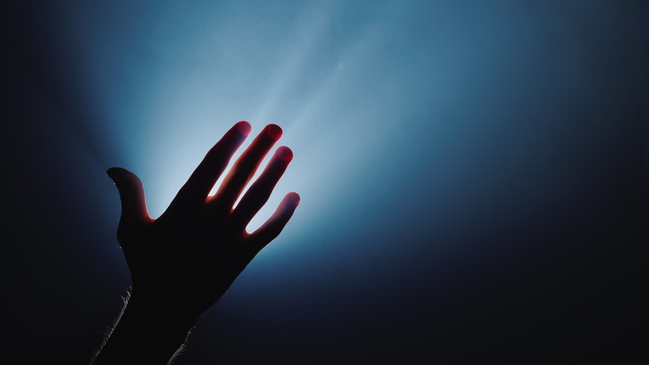 la mano amiga se extiende desde arriba hasta la mano del hombre