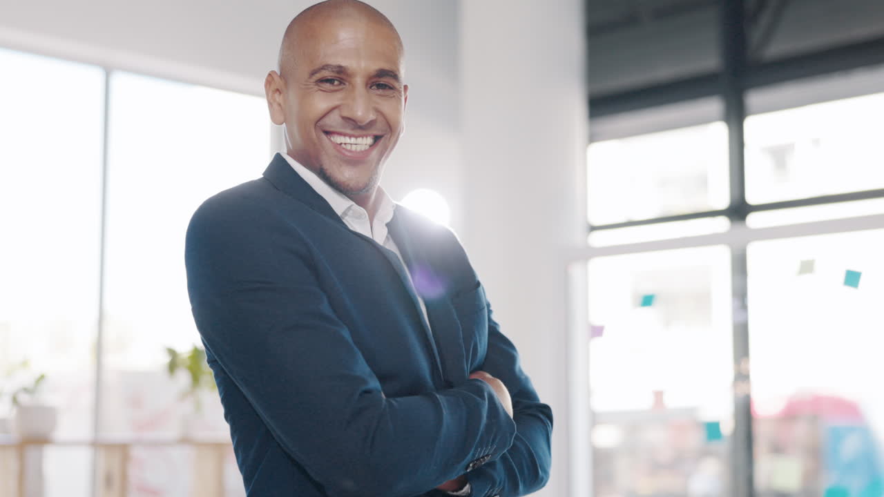 cara, negocios y hombre con los brazos cruzados