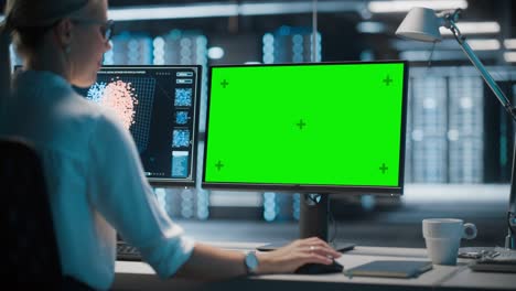 servidor de centro de datos de alta tecnología: especialista en ti femenina que trabaja en una computadora de pantalla verde. monitoreo de servicios web, computación en la nube, instalación de análisis, mantenimiento de seguridad cibernética