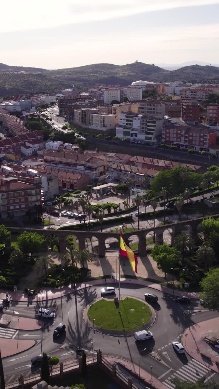 Toma aérea vertical capturando el centro de Plasencia y el histórico Acueducto de Plasencia de estilo renacentista.