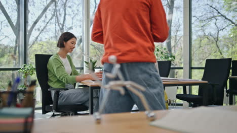 trabajo en equipo de negocios computadoras sentadas coworking. joven gerente trayendo café