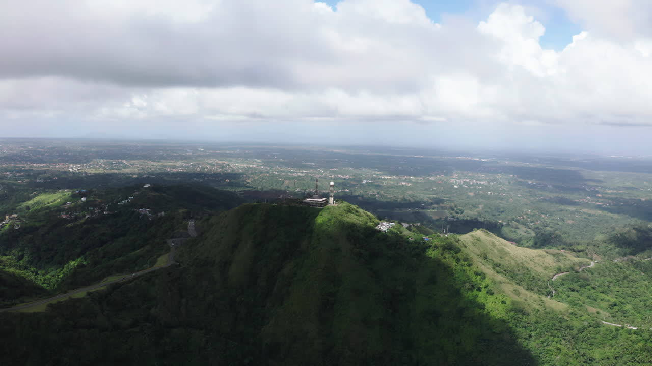 상승 하이퍼 라페스 구름 그림자가 셀 타워를 통과