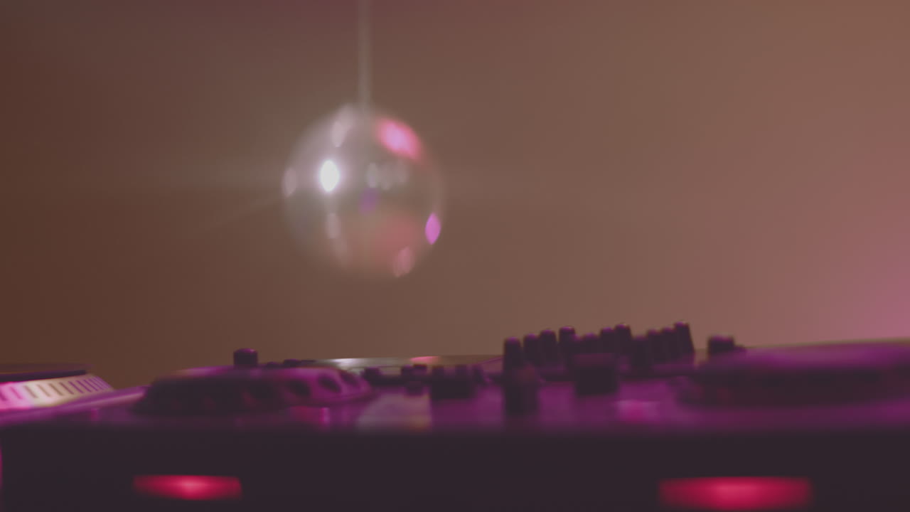 configuración de dj con la pelota de discoteca