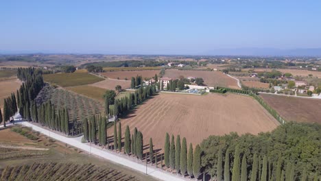 Magische-Luftaufnahme-Von-Oben,-Flug-Toskana,-Zypressenallee,-Straße,-Mittelmeer,-Italien,-Herbst-23