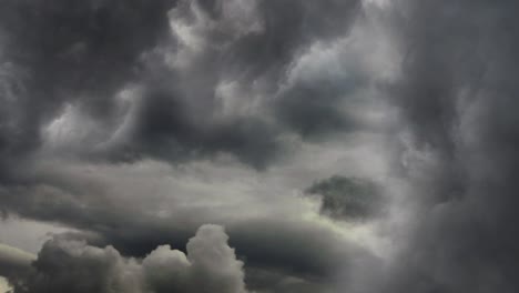 vista de explorar la belleza de las tormentas eléctricas en las nubes oscuras