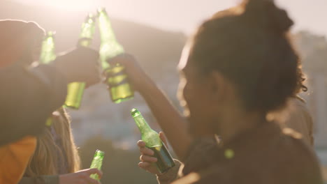 Fröhliche-Gruppe-Von-Freunden,-Die-Auf-Dem-Dach-Feiern-Und-Toast-Trinken,-Gemeinsam-Spaß-Haben-Und-Die-Sommerferien-Bei-Sonnenuntergang-Feiern