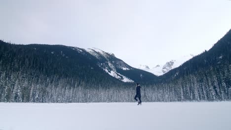 Low-Angle-Shot-Mädchen,-Das-In-Die-Mitte-Des-Rahmens-Geht-Und-Die-Schneelandschaft-Beobachtet