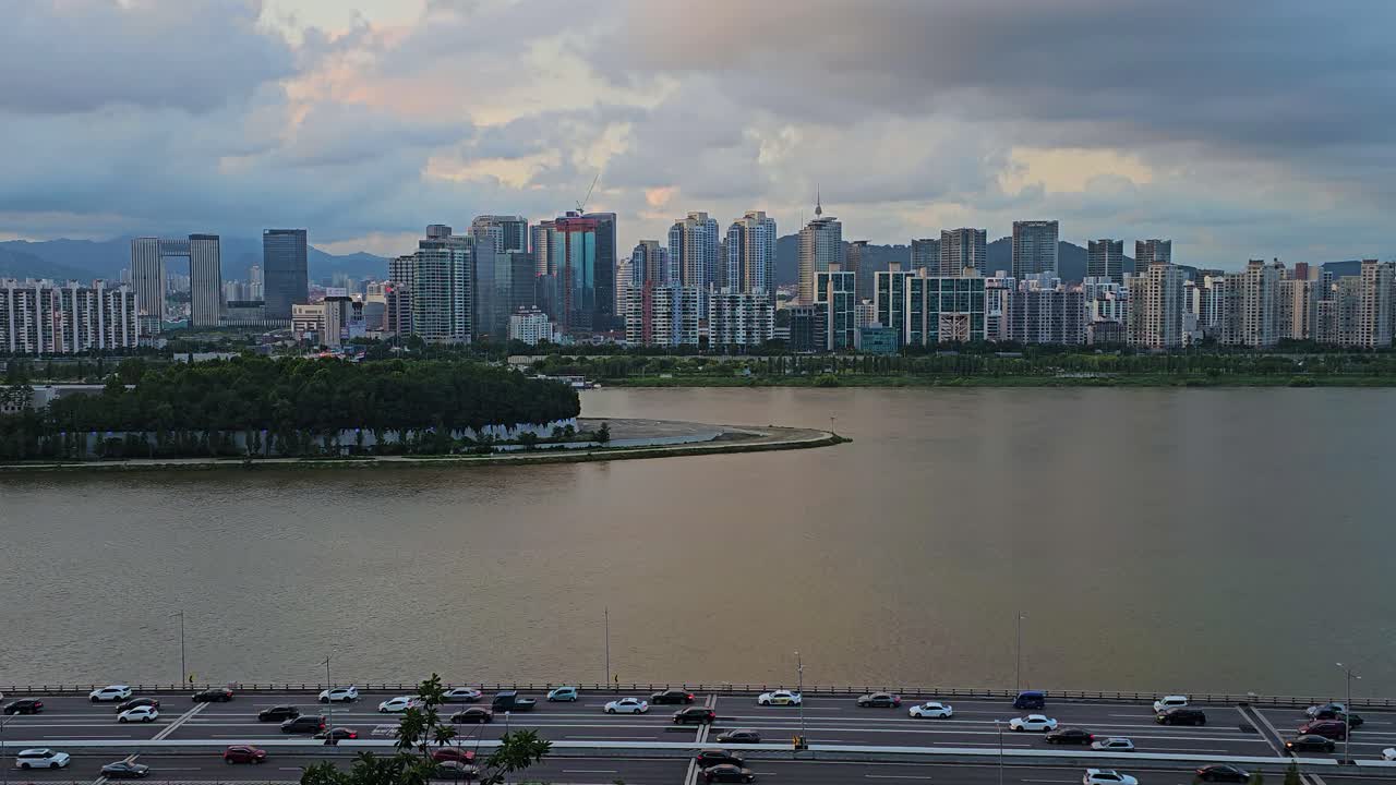 Evening traffic along Olympic Expressway, overlooking the Han River and Nodeul Island in Seoul, South Korea, establishing zoom out