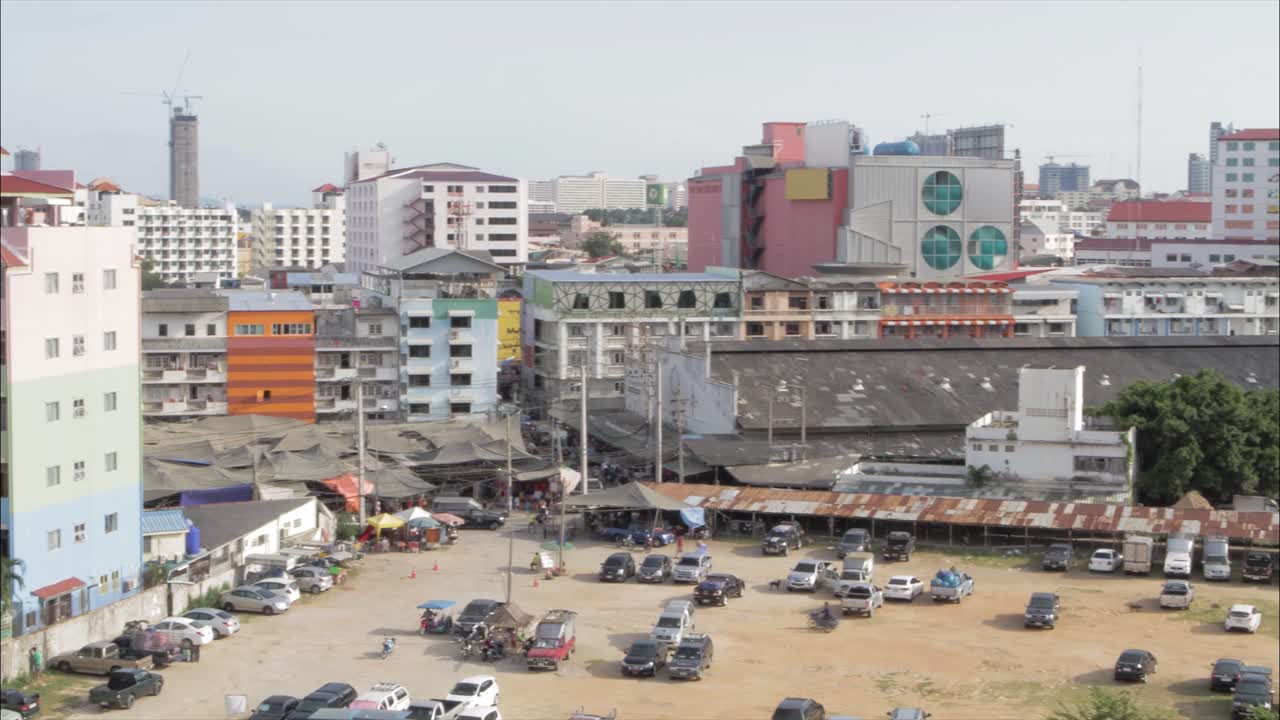 시장과 주차장이 있는 도시 풍경