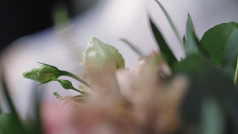 ramo de bodas con eustomas y hojas en un estudio floral
