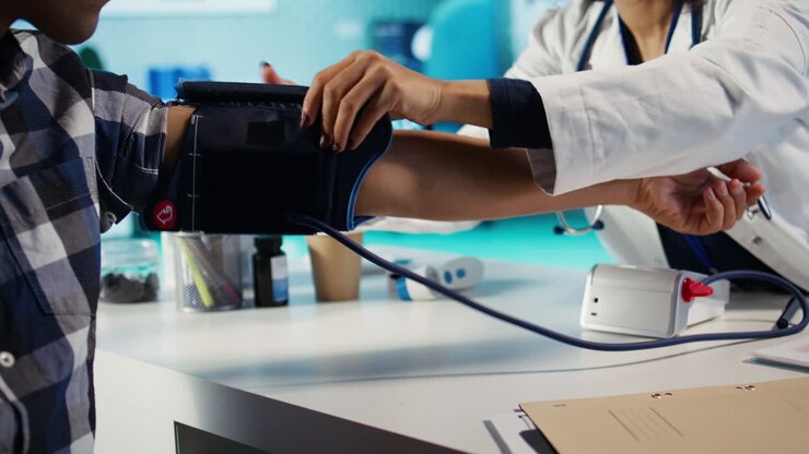 Controllo della pressione sanguigna con il medico