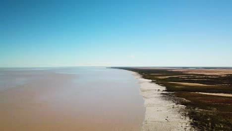 crecientes imágenes de drones de gran angular que muestran marismas de marea en king sound, australia, ubicación de las segundas mareas más grandes del mundo