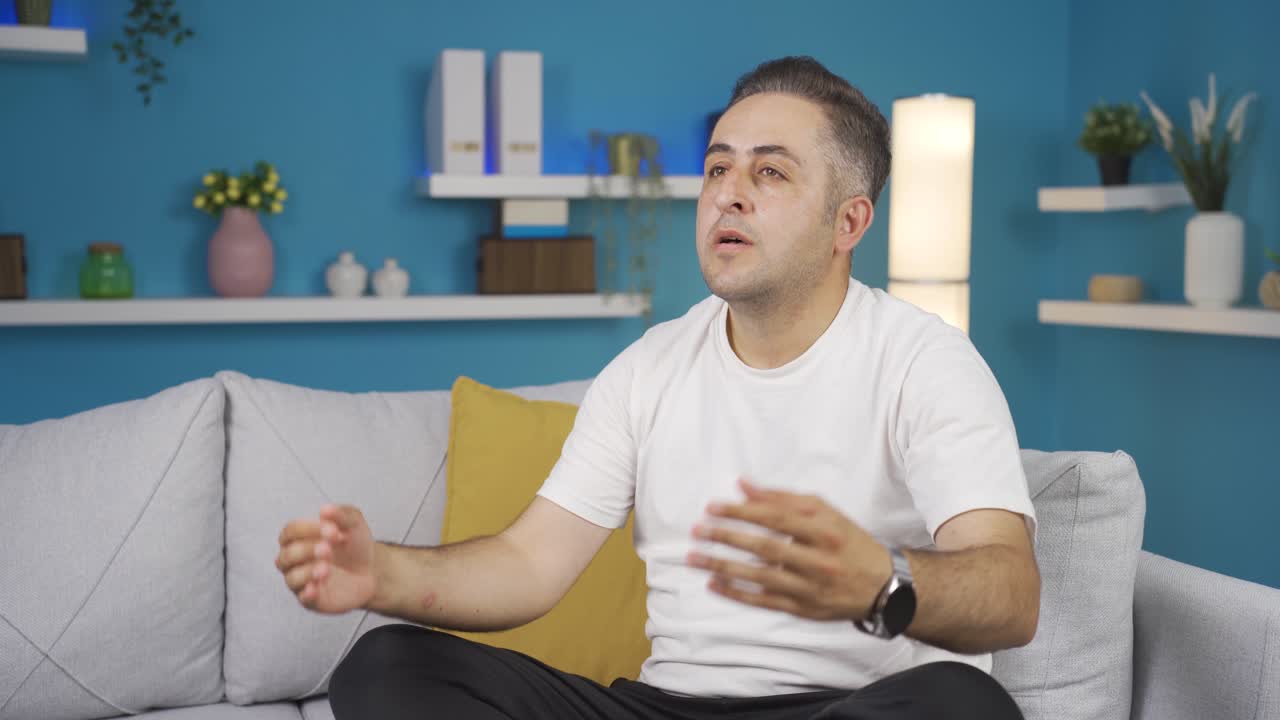 무슬림 남자가 기도하고 있습니다.