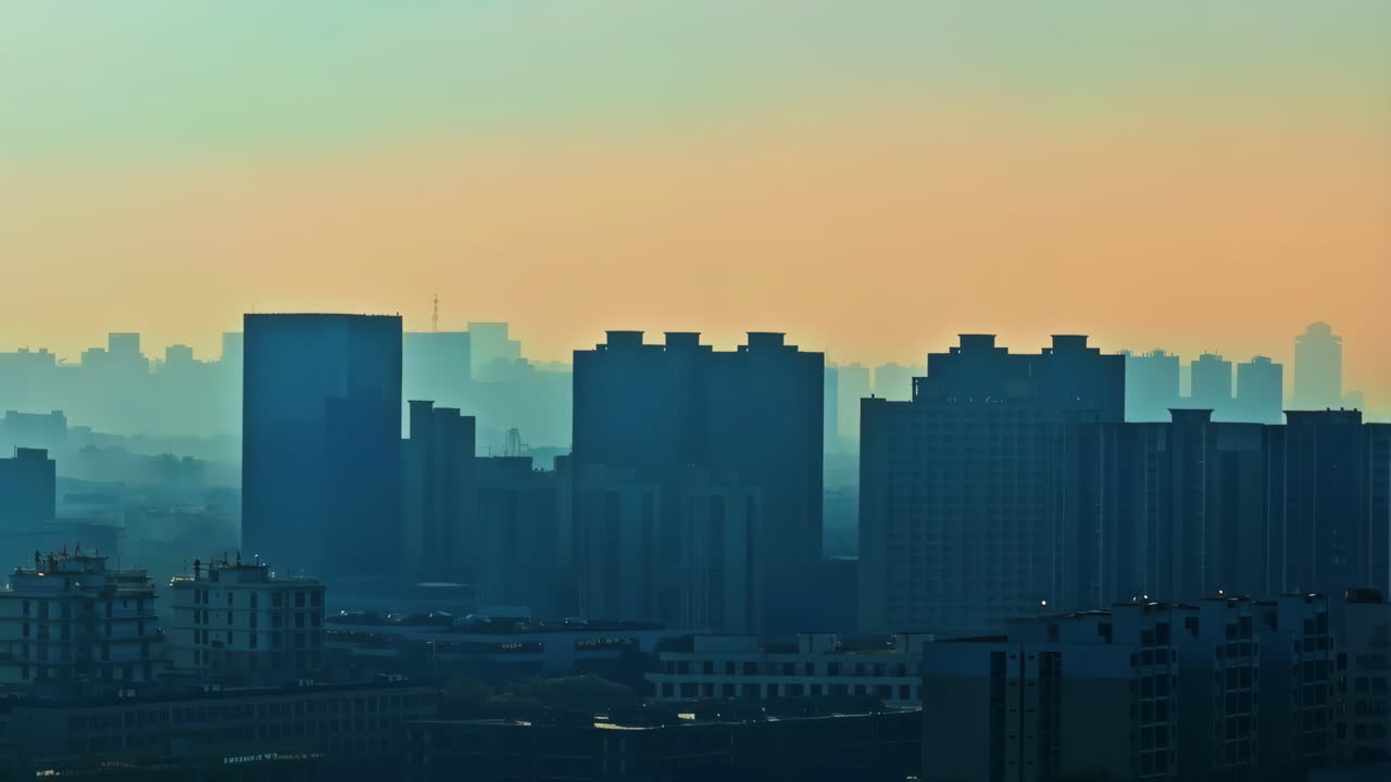 Paisaje urbano brumoso al amanecer o al anochecer