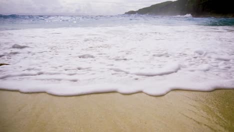 Beautiful-rolling-waves-on-the-shore-of-Kelingking-beach