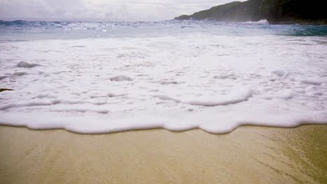 hermosas olas en la orilla de la playa de kelingking