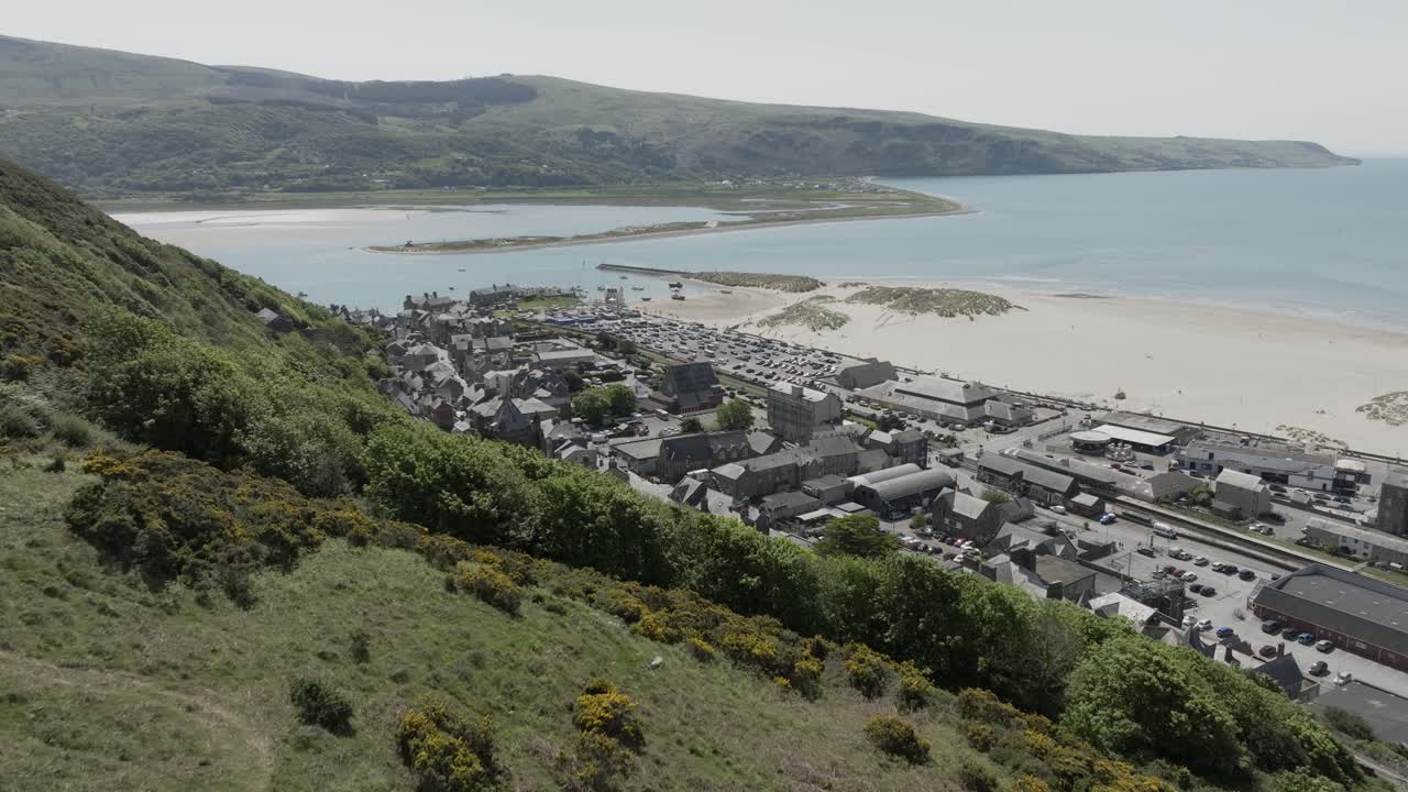 Vista aerea di Barmouth, città sull'estuario nel Galles nord-occidentale, con spiaggia e mare.