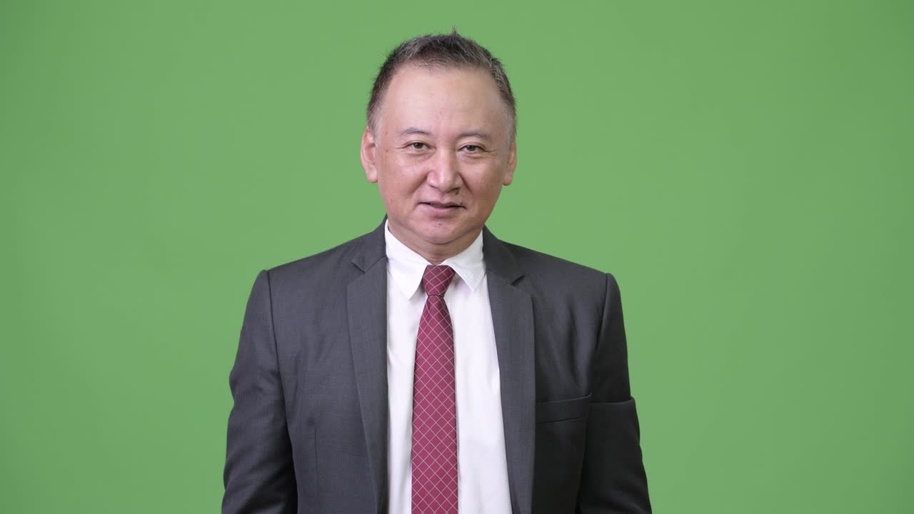 Moden glad japansk forretningsmand smilende og begejstret