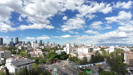 Timelapse-En-La-Ciudad-De-México,-Con-Un-Cielo-Azul,-Nubes-Esponjosas-Y-El-Horizonte-Como-Fondo