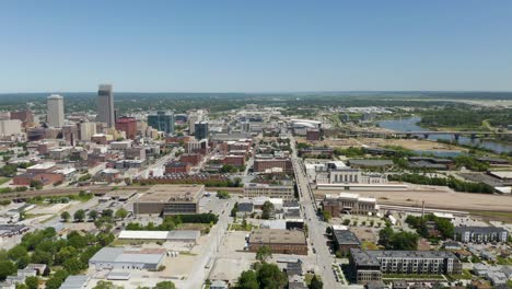 Dolly-Fliegt-Hoch-über-Omaha-Mit-Skyline-Im-Hintergrund