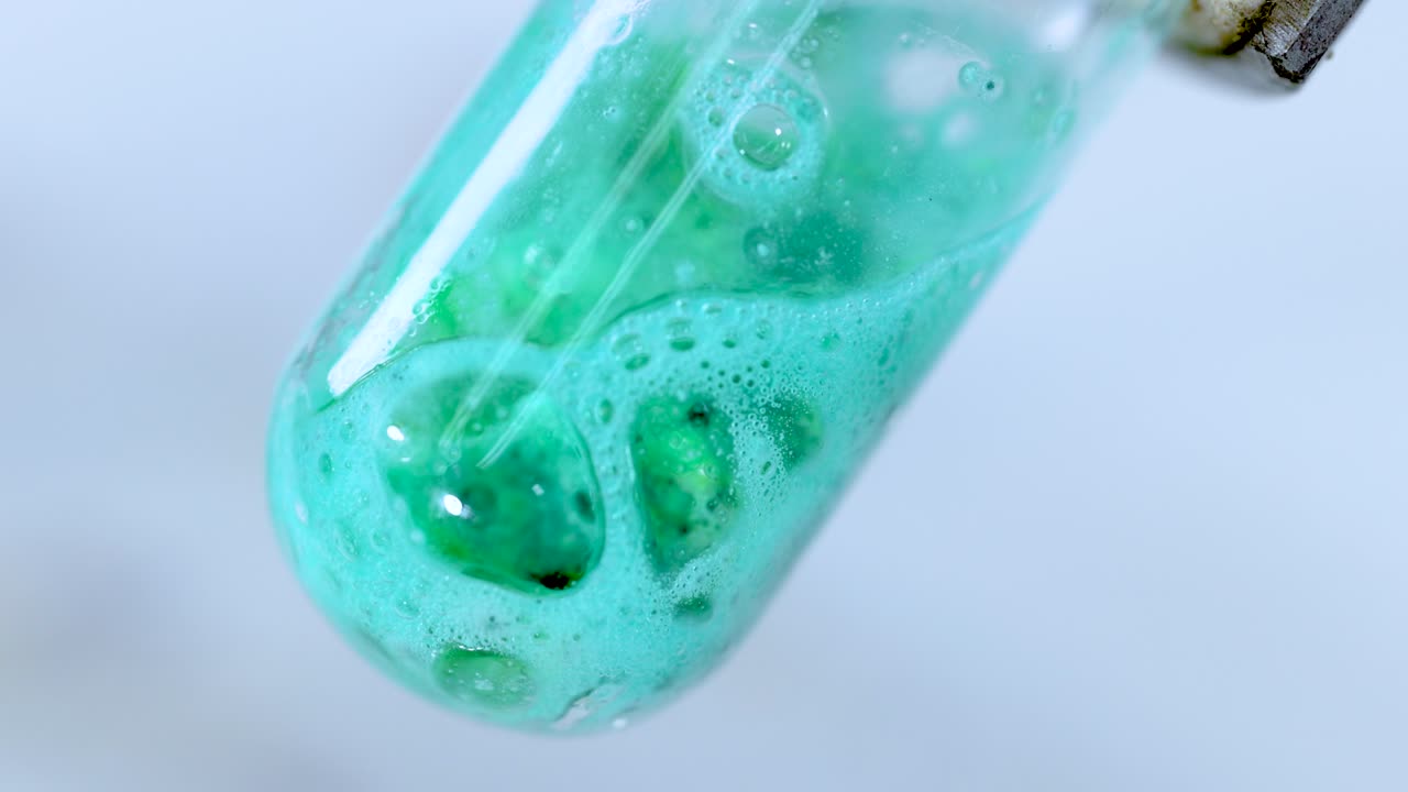 reacción química que produce burbujas en un tubo de ensayo