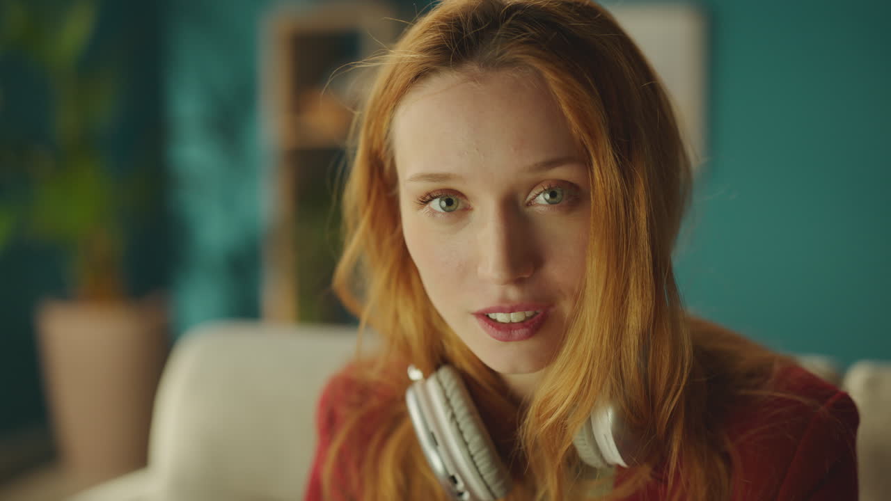 목에 헤드을 착용한 긍정적 인 여성