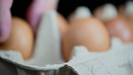 eier auf dem tablett werden weggenommen, um sie zum backen von kuchen zu verwenden