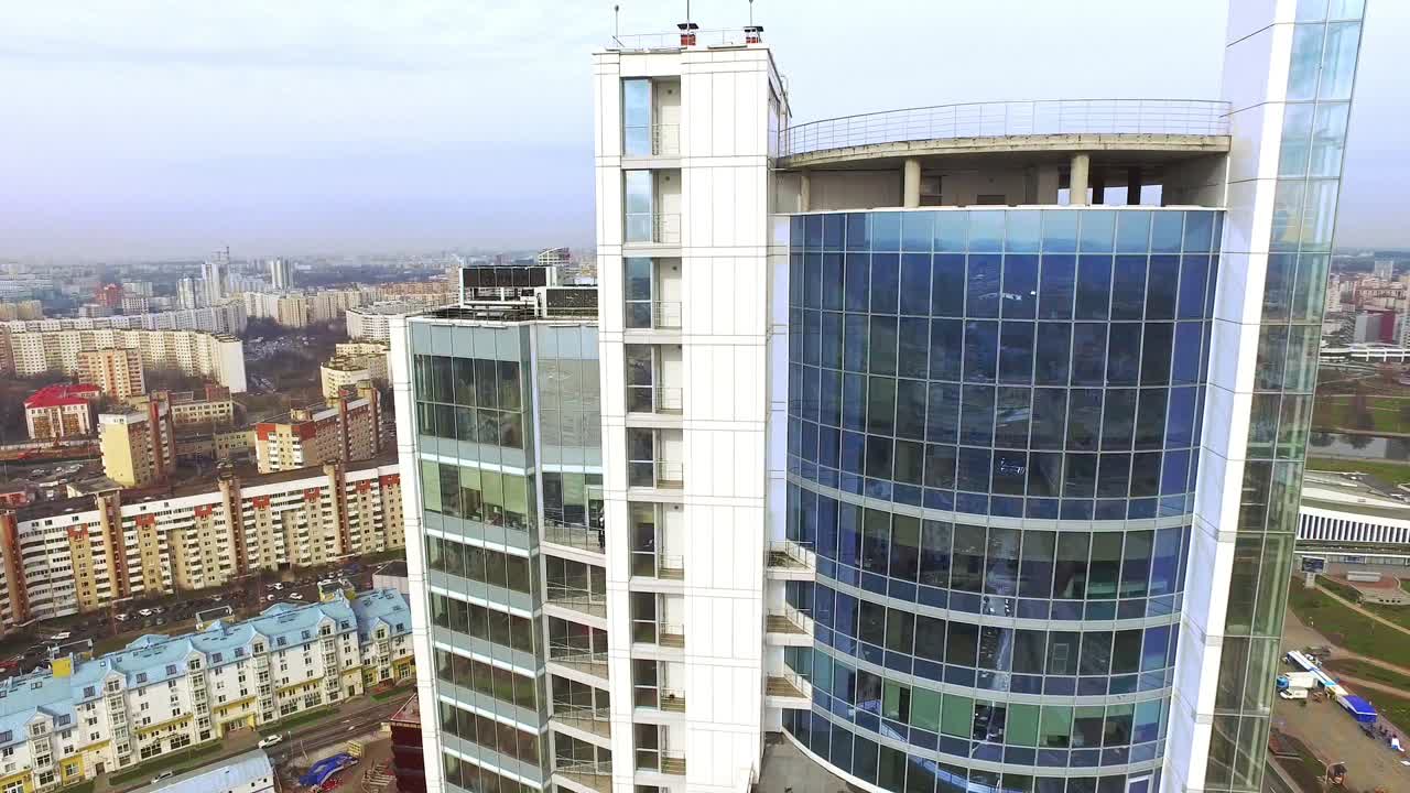 edificio de oficinas de negocios en la ciudad moderna. edificio de rascacielos de fachada de vidrio