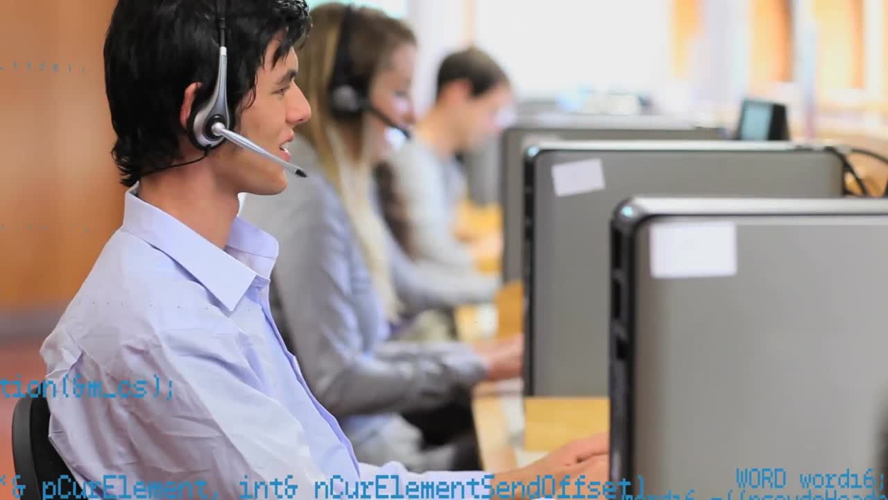 휴대폰 헤드 ⁇ 을 착용한 사람들 위에서 금융 데이터 처리의 애니메이션