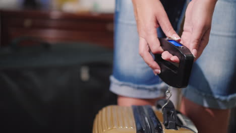 un hombre que usa pesos de carretera pesa su equipaje antes de un viaje de negocios