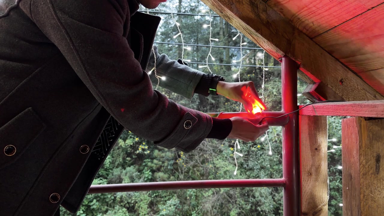 Homme installant des guirlandes lumineuses de Noël festives pour les décorations saisonnières