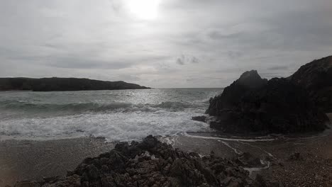 Pacíficas-Olas-Espumosas-En-Cámara-Lenta-Rompiendo-Contra-La-Escarpada-Costa-Galesa-Al-Amanecer