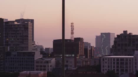 Gesamtansicht-Der-Stadtlandschaft-Mit-Mehreren-Hohen-Wolkenkratzern-Und-Gebäuden-Bei-Sonnenuntergang