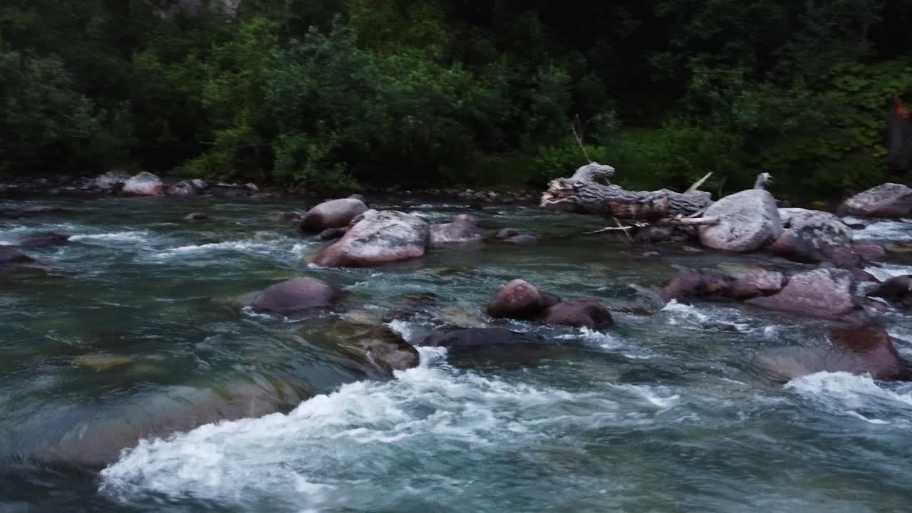Fiume nelle montagne dell'Alaska con acqua che scorre e rocce
