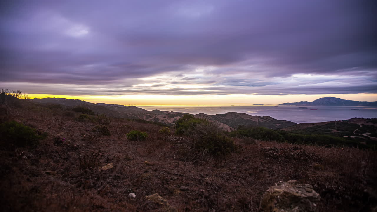 amanecer sobre las montañas en la costa de la bahía de gibraltar en algeciras, españa