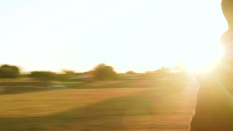 Chico-Indio-Corriendo-Y-Entrenando-Para-Hacer-Ejercicio-Cardiovascular-En-Un-Parque-Público-Durante-La-Puesta-De-Sol