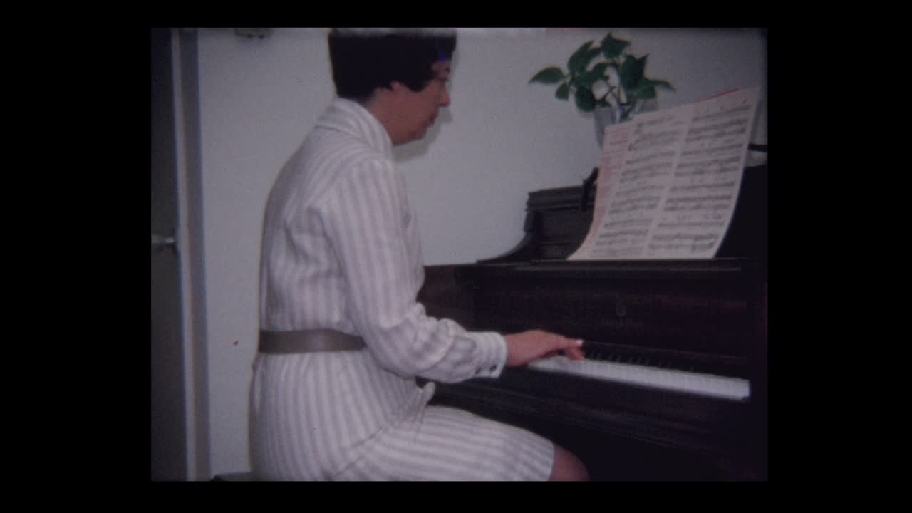 1971 Pretty Woman plays piano