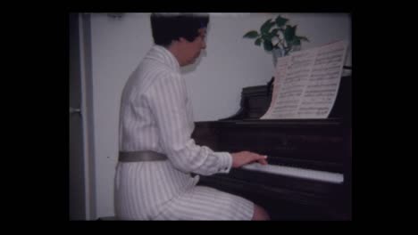 1971 pretty woman plays piano