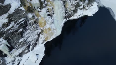 Panorámica-De-Imágenes-De-Drones-De-Una-Hermosa-Cascada-Congelada-En-El-Sur-De-Noruega