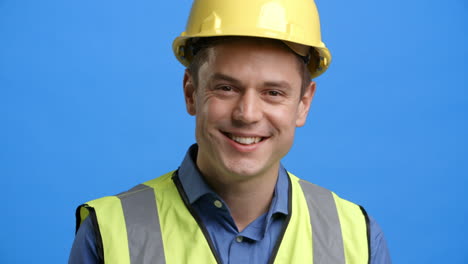 Foto-De-Estudio-De-Un-Trabajador-De-La-Construcción-Filmado-En-Cámara-Lenta