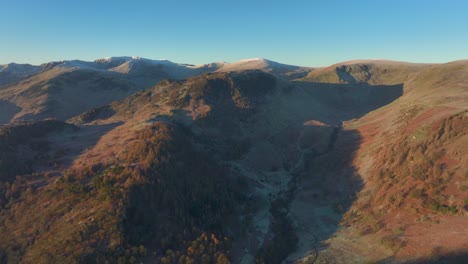 Montañas-Bañadas-Por-El-Sol-De-La-Mañana-Con-Una-Panorámica-Lenta-Que-Revela-El-Rango