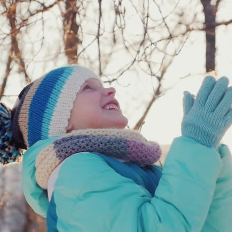 niña de cinco años le gusta el invierno que viene