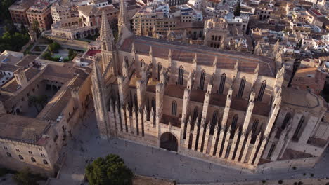 Antena-Lenta-Alrededor-De-La-Catedral-Gótica-De-Le-Seu-De-Palma,-Mallorca